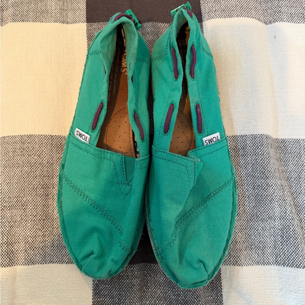 TOMS Womens Slip-On Canvas Shoes in Kelly Green